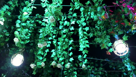 decoraciones de boda al aire libre en un jardín - cámara moviéndose a la derecha