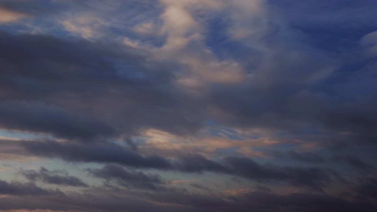 일출을 보여주는 움직이는 구름과 함께 저속 촬영