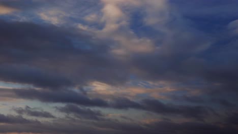 Un-Lapso-De-Tiempo-Con-Nubes-En-Movimiento-Que-Muestran-Un-Amanecer