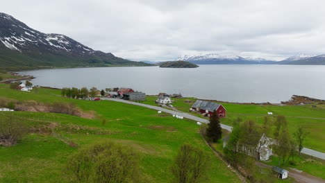 paisagem pitoresca de campo de agricultura escandinava com casas de fazenda perto da costa no norte da noruega