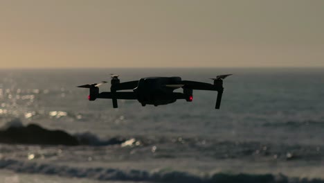 dji air 2s cámara de drone en la playa durante la puesta de sol