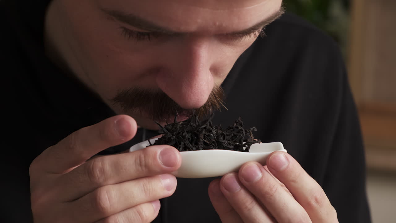 검은 차 를 맛보는 사람