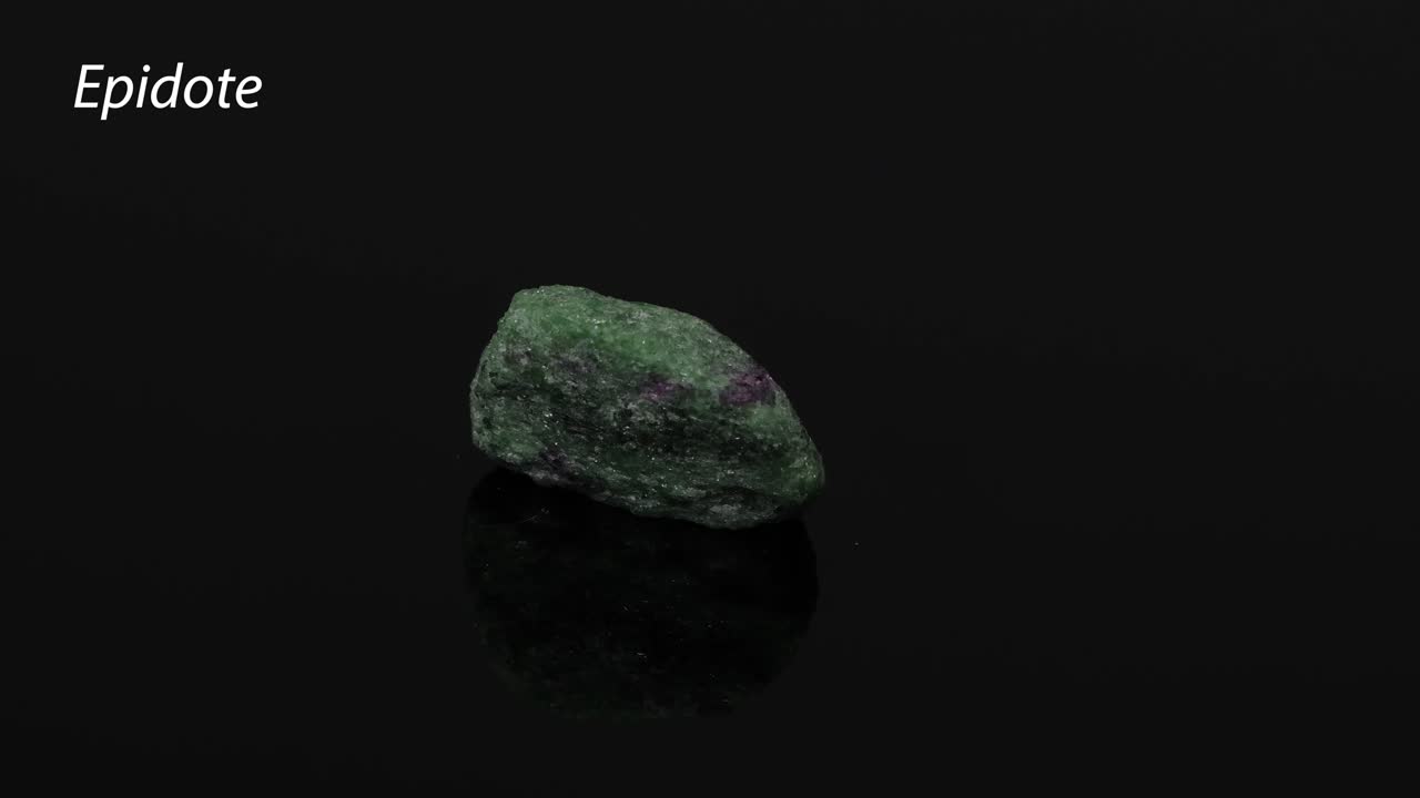 반사 표면에 회전하는 에피도트 결정