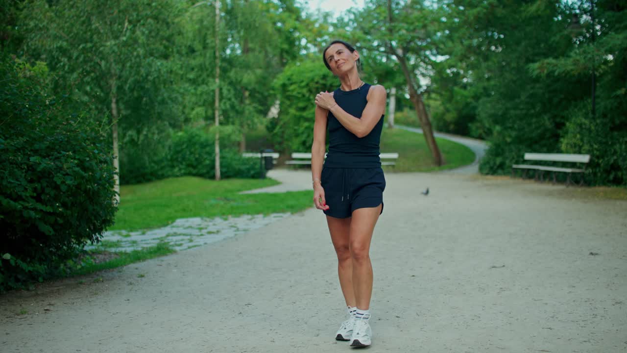 Donna che esercita nel parco