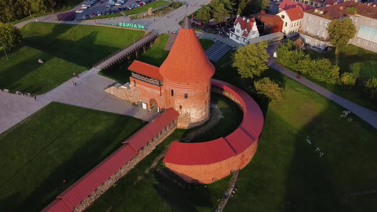 imágenes aéreas del castillo de kaunas, situado en el casco antiguo de kaunas, lituania en una hermosa tarde soleada