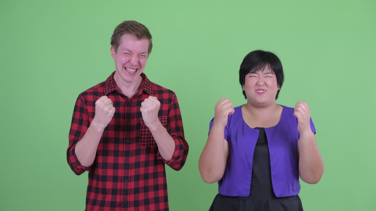 과체중 아시아 여성과 스터 남자가 함께