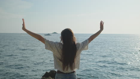 una mujer disfrutando de la vista del océano.