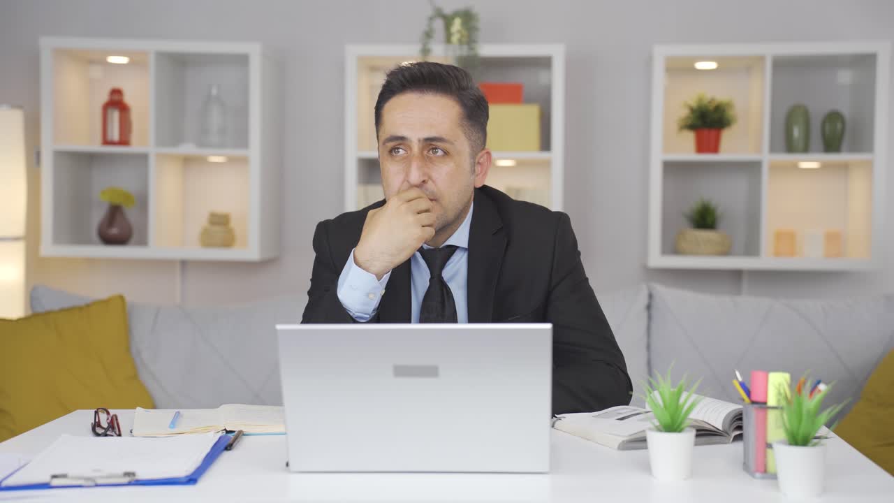 trabajador de oficina en casa que piensa que está deprimido.