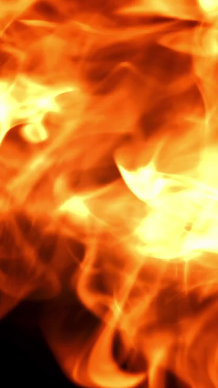Fumo astratto rosso fuoco e arancione che scorre su sfondo scuro