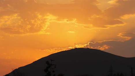 silueta de montaña con cielo anaranjado al atardecer
