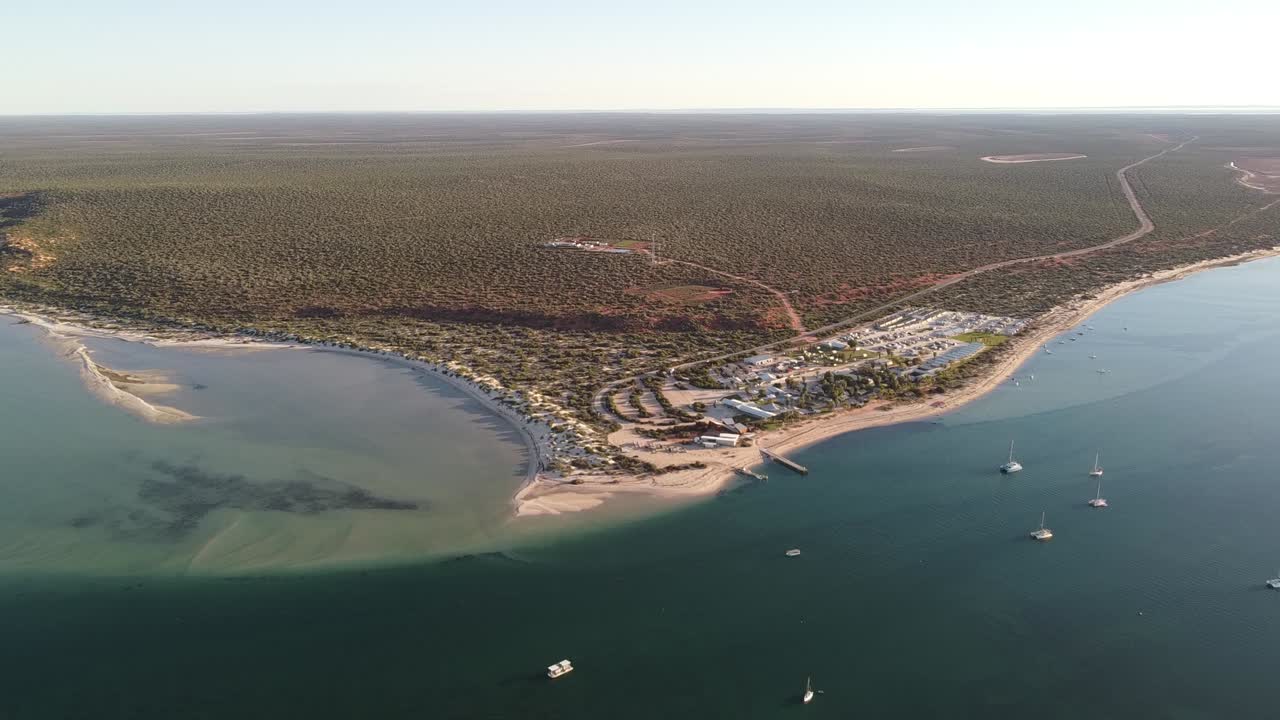 샤크 베이의 바다, 섬 및 반도에는 세계에서 가장 큰 해초층 중 하나를 포함하여 뛰어난 자연적 특징이 많이 있습니다.