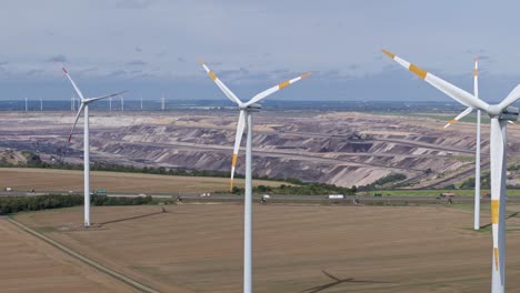 Ein-Panoramablick-Auf-Mehrere-Windkraftanlagen-In-Der-Deutschen-Landschaft