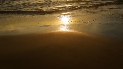 Olas-Pacíficas-Rodando-Sobre-Arena-Húmeda-Y-Suave-Durante-La-Puesta-De-Sol--cerrar