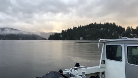 Boot-Liegt-Am-Yachthafen-Mit-Blick-Auf-Wald-Und-Küste,-Mittlere-Aufnahme