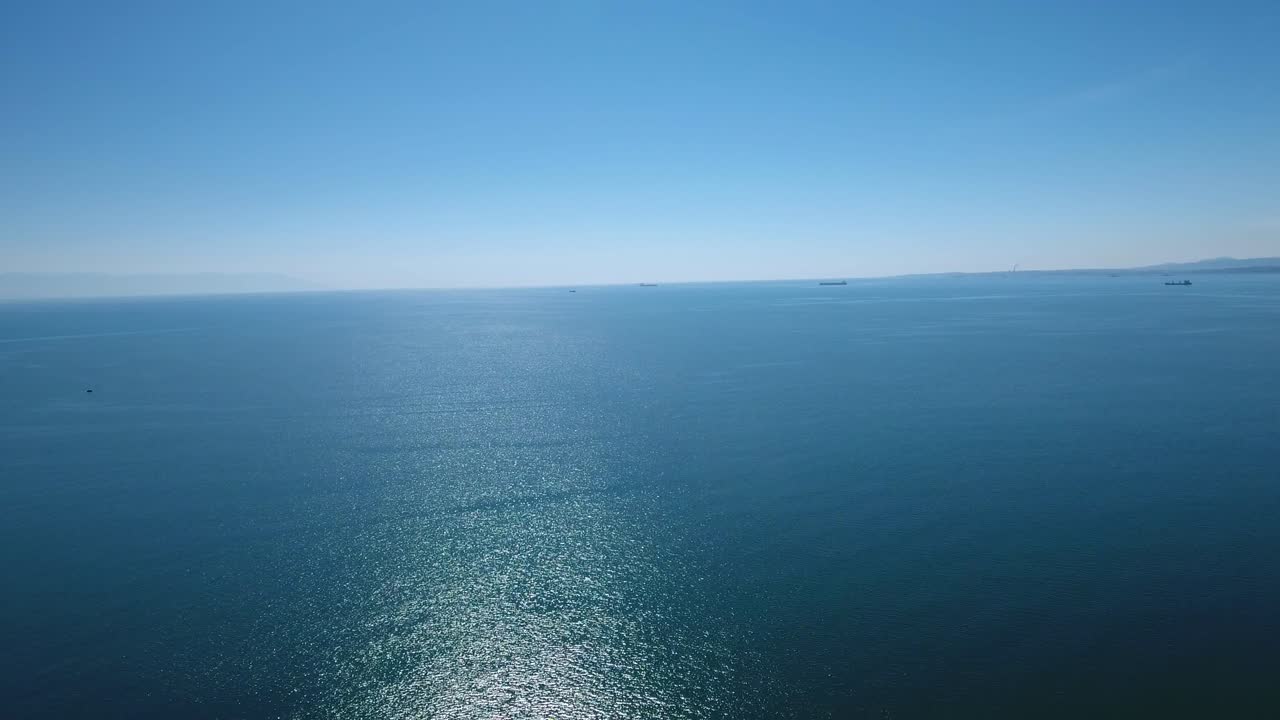 아름다운 바다를 날아다니는 드론의 공중 사진 - 4k 해상도