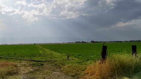 Seitlicher-Blick-Auf-Die-Bewölkte-Grüne-Ländliche-Landschaft-Mit-Sonneneruption