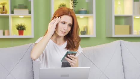 mujer joven mirando el teléfono pensativa, en problemas, confundida.
