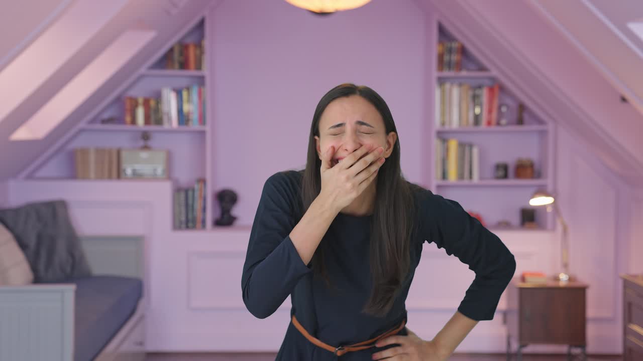 una chica india linda riéndose de alguien