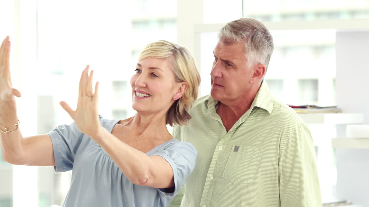 크리에이티브 디자이너가 동료와 이야기하고 있습니다.