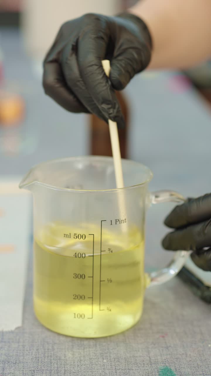 Mixing liquid in a measuring cup