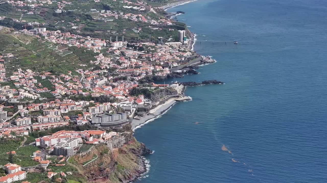 Scopri la bellezza di Funchal dall'alto con queste splendide riprese da drone, che mostrano la vivace costa della città, i paesaggi lussureggianti e le viste panoramiche di Madeira.