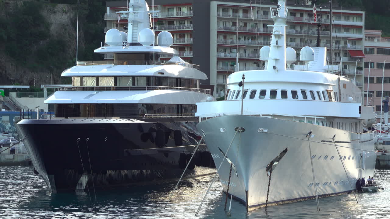 La Condamine, Monaco - 8 luglio 2025: barche ormeggiate a Port Hercule con edifici sullo sfondo, di sera