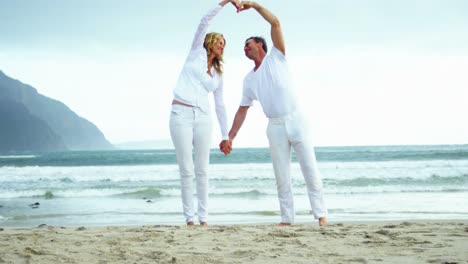 pareja madura juntos en la playa