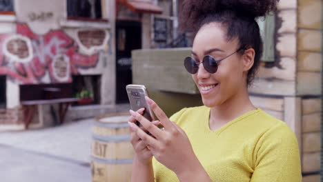 mujer utiliza el teléfono inteligente en un entorno urbano