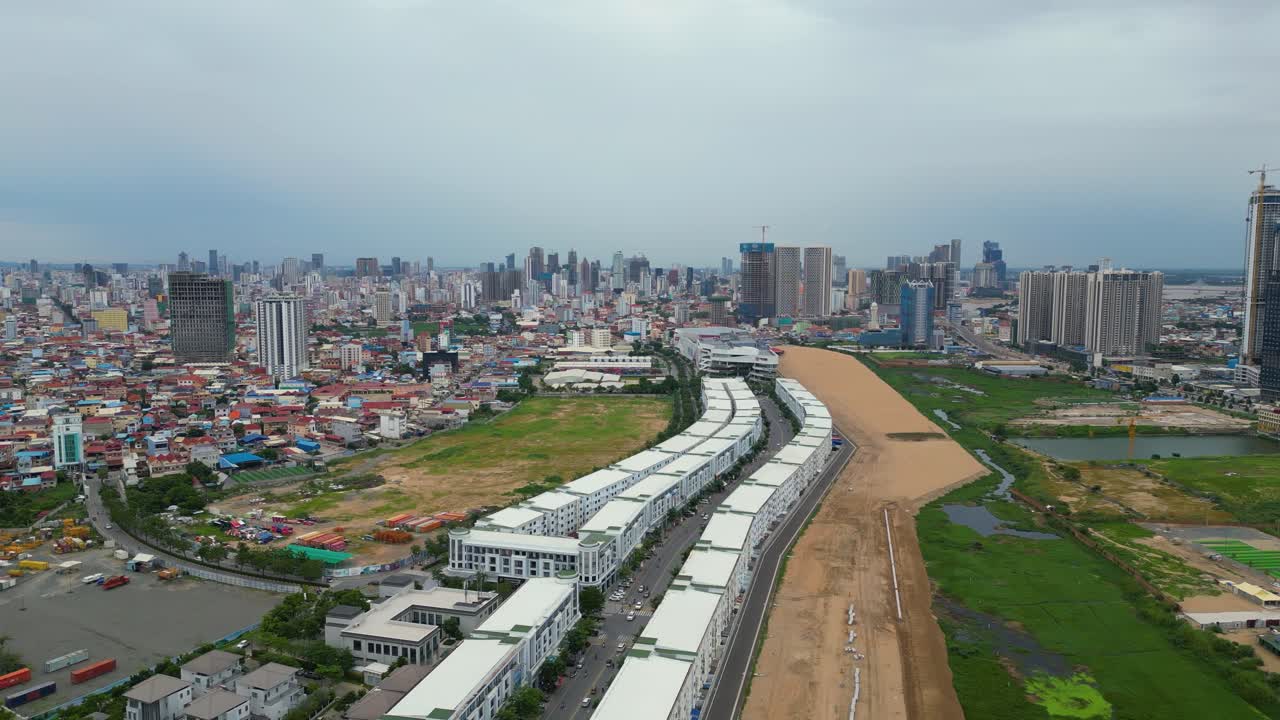 보디아 수도 펜에 다가오는 드론, 동남아시아, 구름이 많은 날