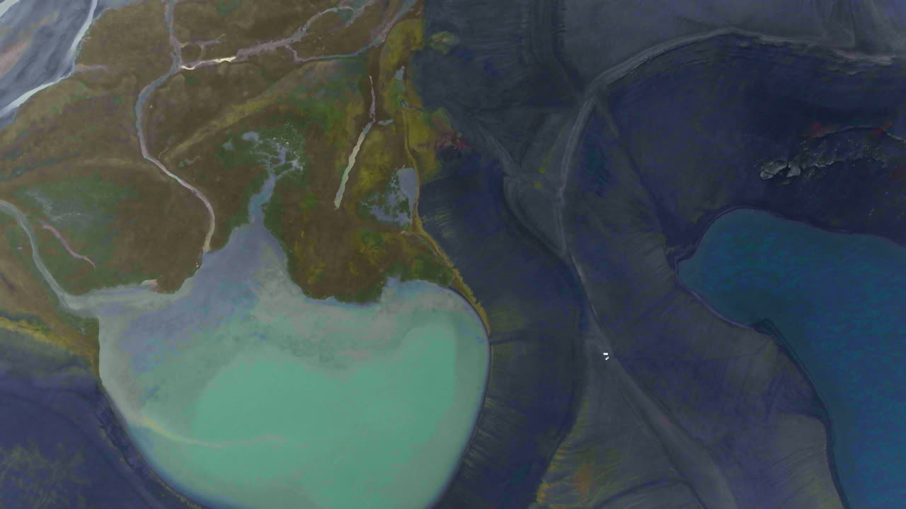 fotografía de un avión no tripulado de una tormenta de nieve sobre los lagos y las tierras altas de islandia, día de otoño