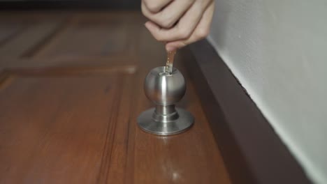 abre la puerta cerrada con la llave correcta