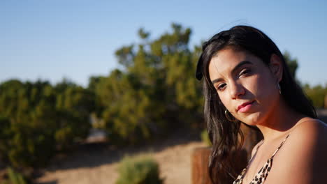 Una-Hermosa-Mujer-Hispana-Modelando-Y-Posando-Con-Ojos-Serios-Al-Aire-Libre-En-Un-Paisaje-Natural-Del-Desierto-Al-Atardecer