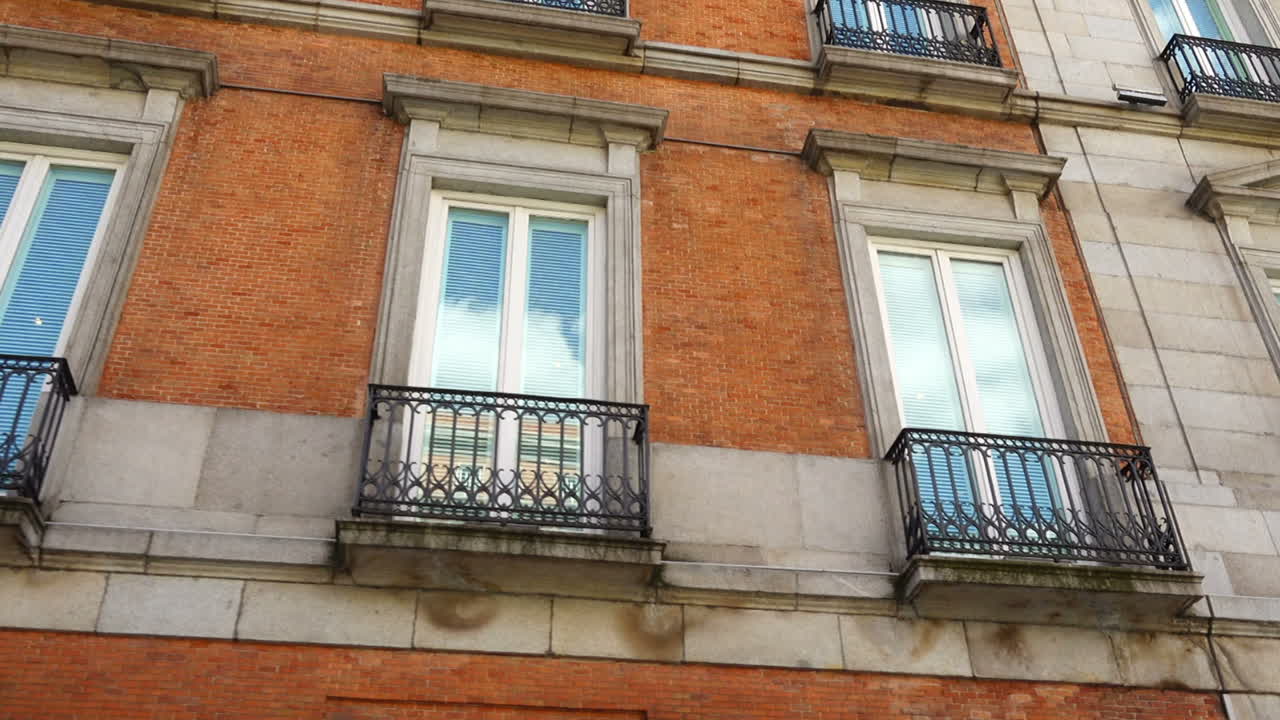 Arsitektur Madrid. Spanyol. Museum Thyssen-Bornemisza. Pengambilan gambar dalam gerakan.