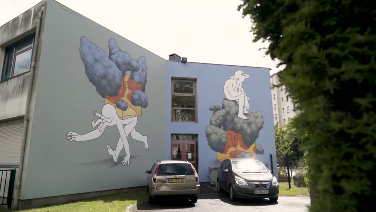 mural colorido en un edificio