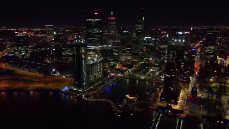 Langsame-Luftaufnahme-Der-Skyline-Von-Perth-CBD-Während-Der-Nacht-In-Australien