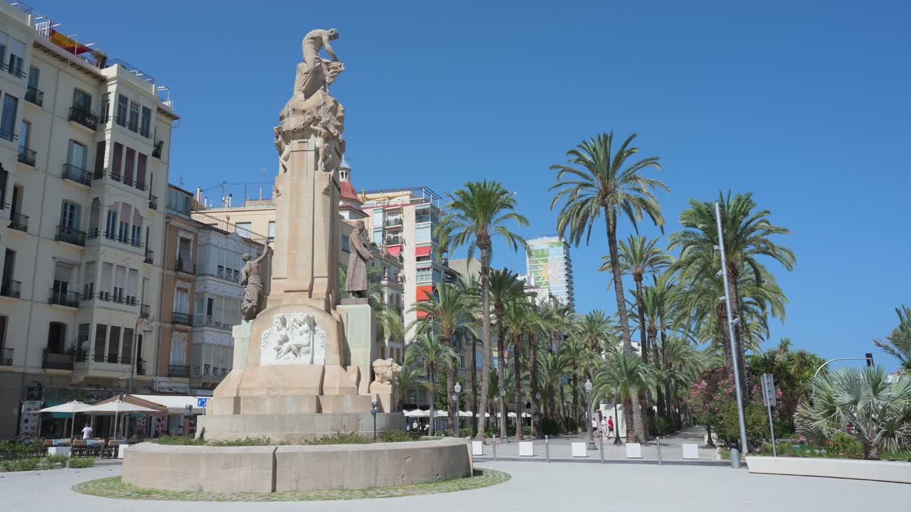 Il monumento a José Canalejas, in onore di un eminente politico spagnolo, si trova a La Explanada di Alicante, un popolare luogo turistico splendidamente fiancheggiato da palme in Spagna.