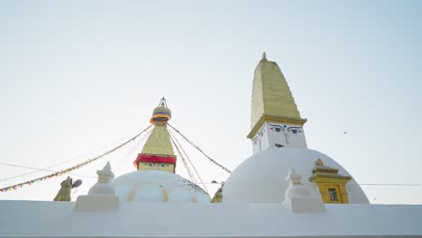 un panorama impresionante. el famoso templo del patrimonio mundial. la estupa de swayambhunath de color blanco dorado