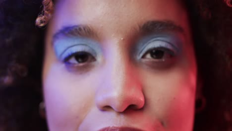 Mujer-Birracial-Con-Cabello-Oscuro-En-Luz-Azul-Y-Rosa,-Cámara-Lenta