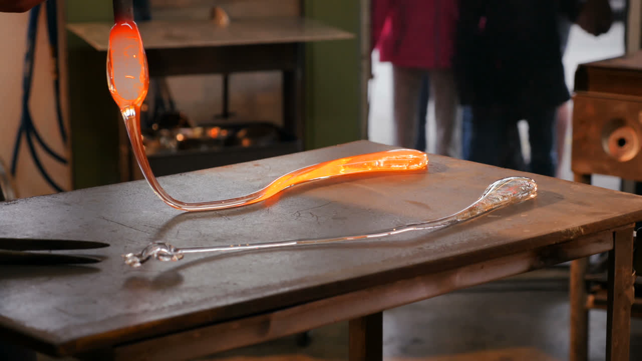 Glasbläser platziert geschmolzenes Glas