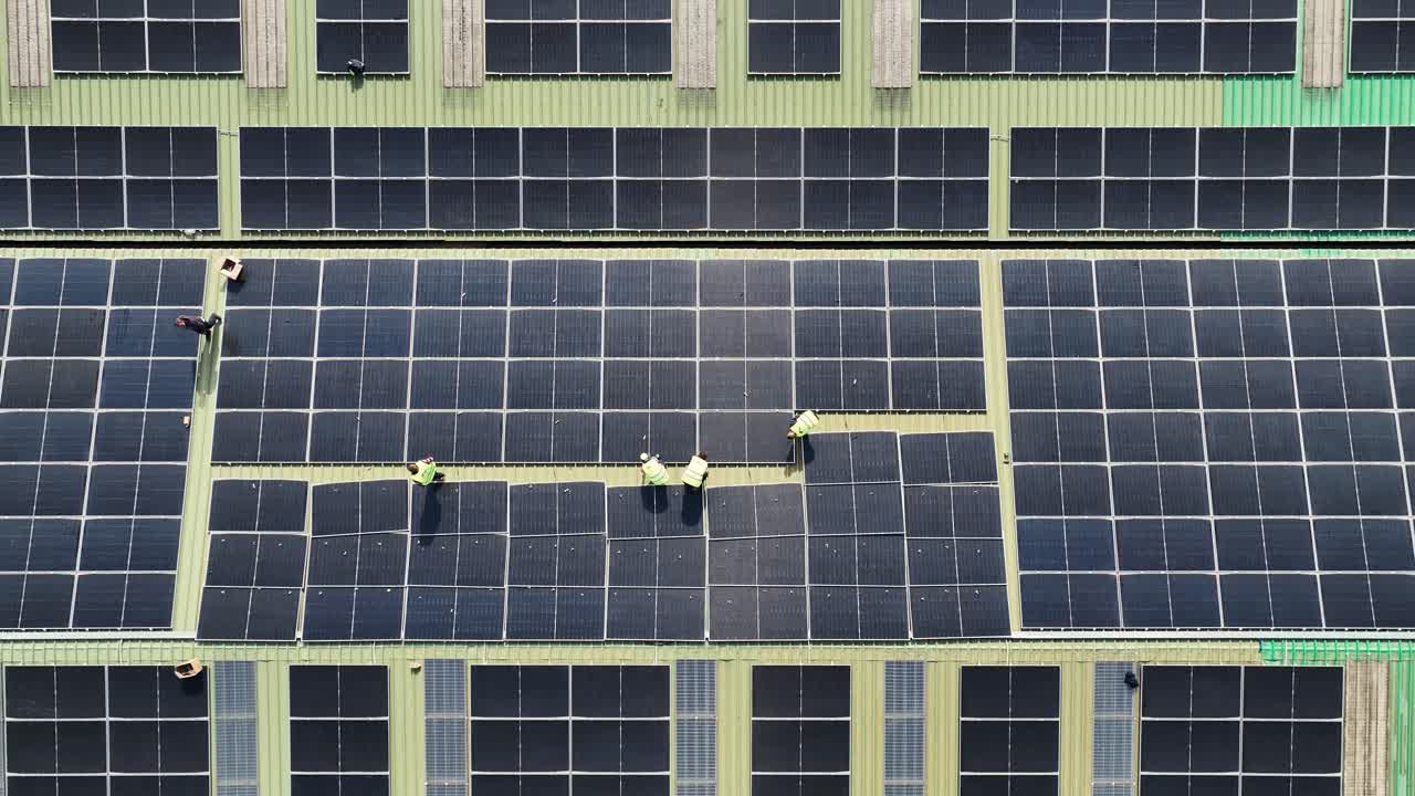 공장 지붕에 태양광 패널 설치