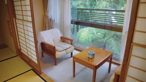 Traditionelles,-Schlichtes-Japanisches-Interieur,-Ryokan-Zimmer-Mit-Shoji--Und-Tatami-Matten