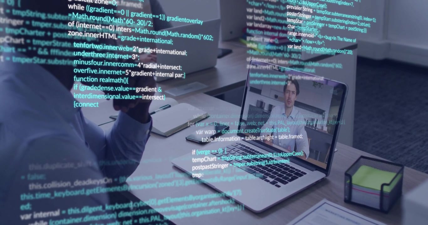 Professionista in videochiamata sul laptop con sovrapposizione di codice digitale