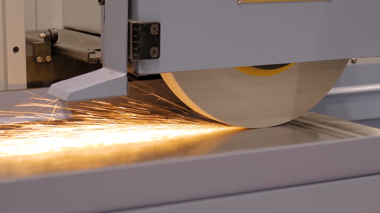 máquina de rueda de molienda de superficie que trabaja con chapa metálica en la fábrica