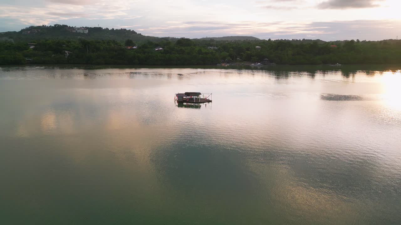 vista aérea de una cabaña flotante en calm bay durante la puesta de sol, filipinas