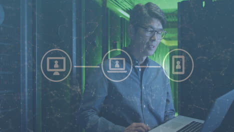 animation von icons über lächelnde asiatische männer it-ingenieur mit tablet von computer-server