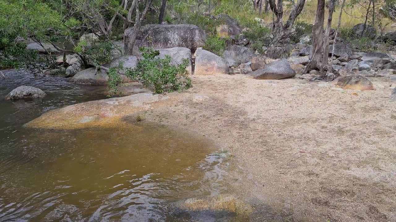 POV: Observando um Poço Natural para Banho ao Lado de Uma Pequena Área de Praia Arenosa nas Cataratas de Emerald Creek