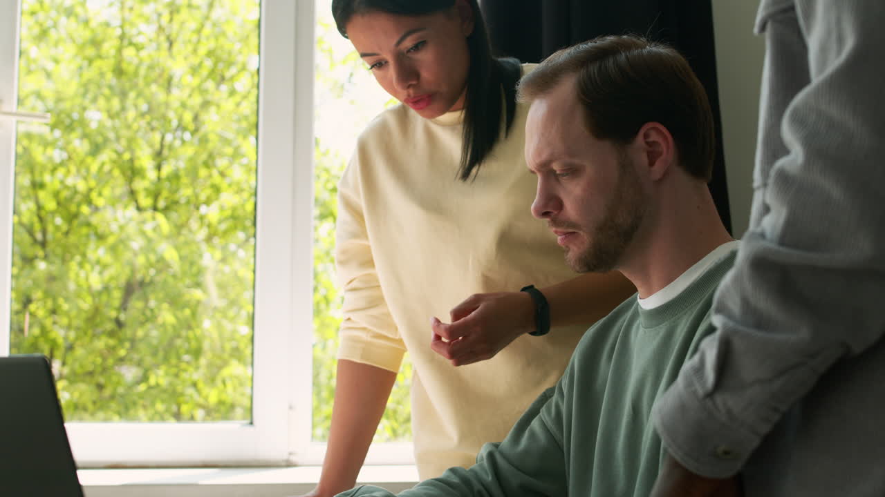 учитель и ученики в автошколе