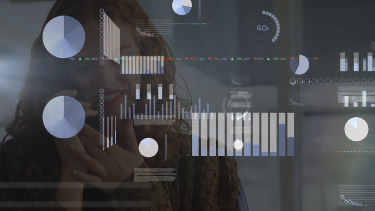 animación del procesamiento de datos estadísticos contra una mujer caucásica feliz hablando en un teléfono inteligente