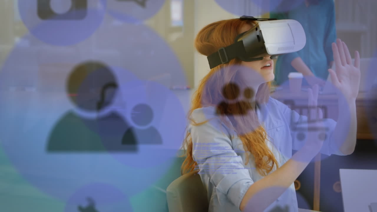 animación de iconos de redes sociales y procesamiento de datos sobre una mujer caucásica que usa auriculares vr