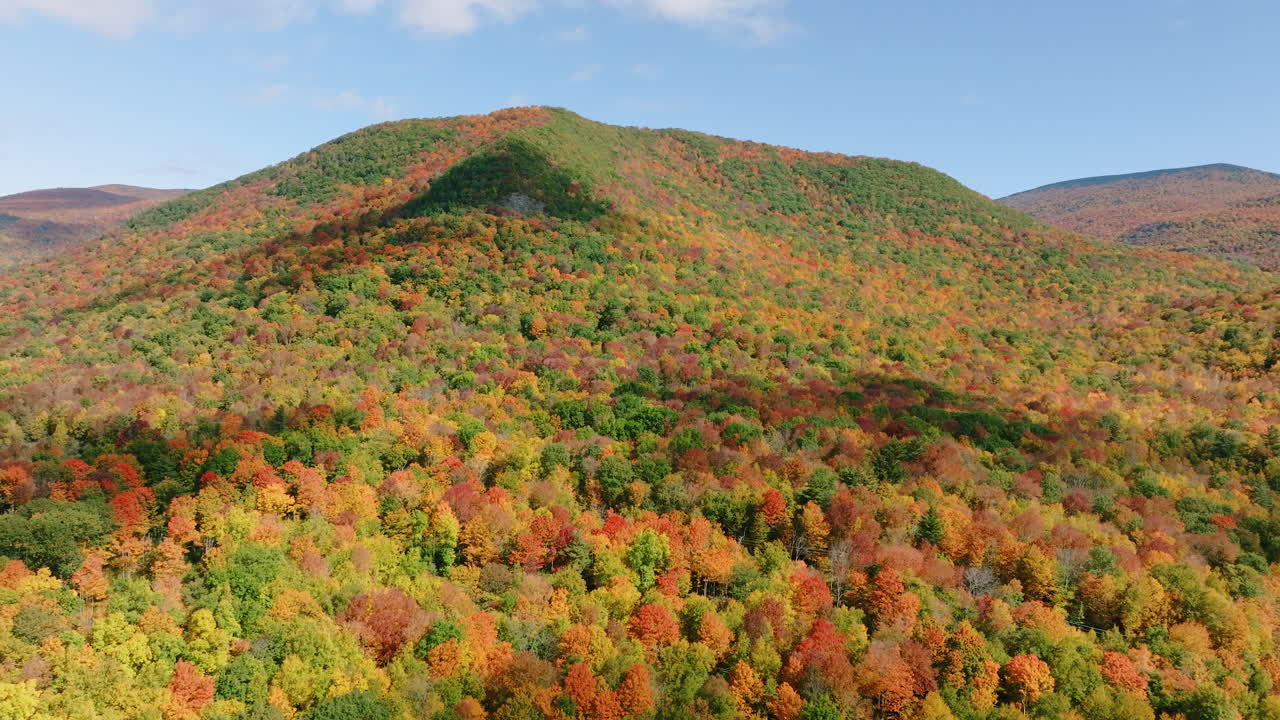 drone aéreo disparado sobre las hermosas montañas de vermont durante el pico del follaje de otoño